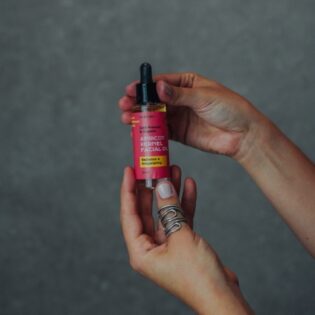 EKOLOŠKO OLJE MARELIČNIH PEŠK + SPICY DESERT DEODORANT - Image 2